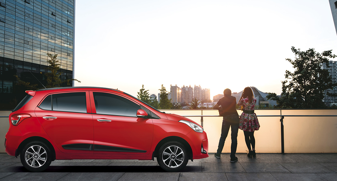 Front view of orange Grandi10