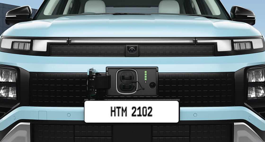 Right side front view of white Creta